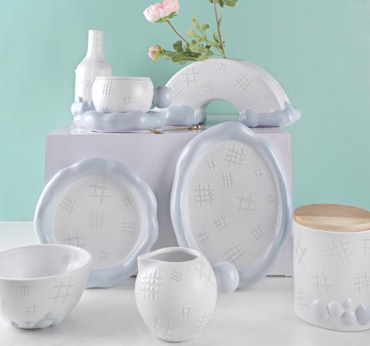Seria ceramicznych zastaw stołowych z tłoczoną siatką Healing: oświetlająca przestrzeń domową delikatną fakturą
