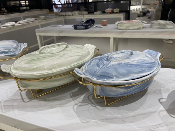 Marmurkowy talerz ceramiczny: idealne połączenie sztuki i praktyczności na stole w jadalni