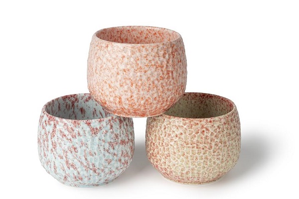 Trójkolorowy świecznik ceramiczny z popękaną glazurą: niech pęknięcia staną się artystycznym kodem ciepłego życia