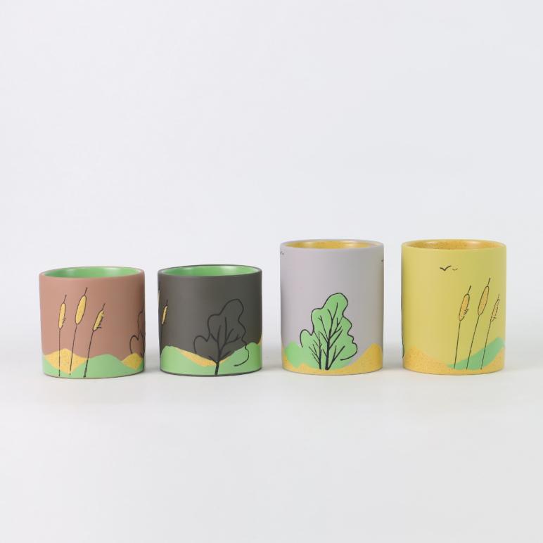 Ceramiczny świecznik Four Seasons Mountain Wild: naczynie światła i cienia, trzymające w dłoniach naturalną scenerię