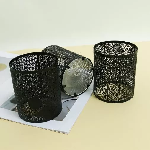 Świecznik z czarnego metalu