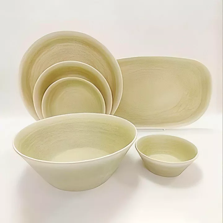 Zestaw naczyń ceramicznych w kolorze kremowym