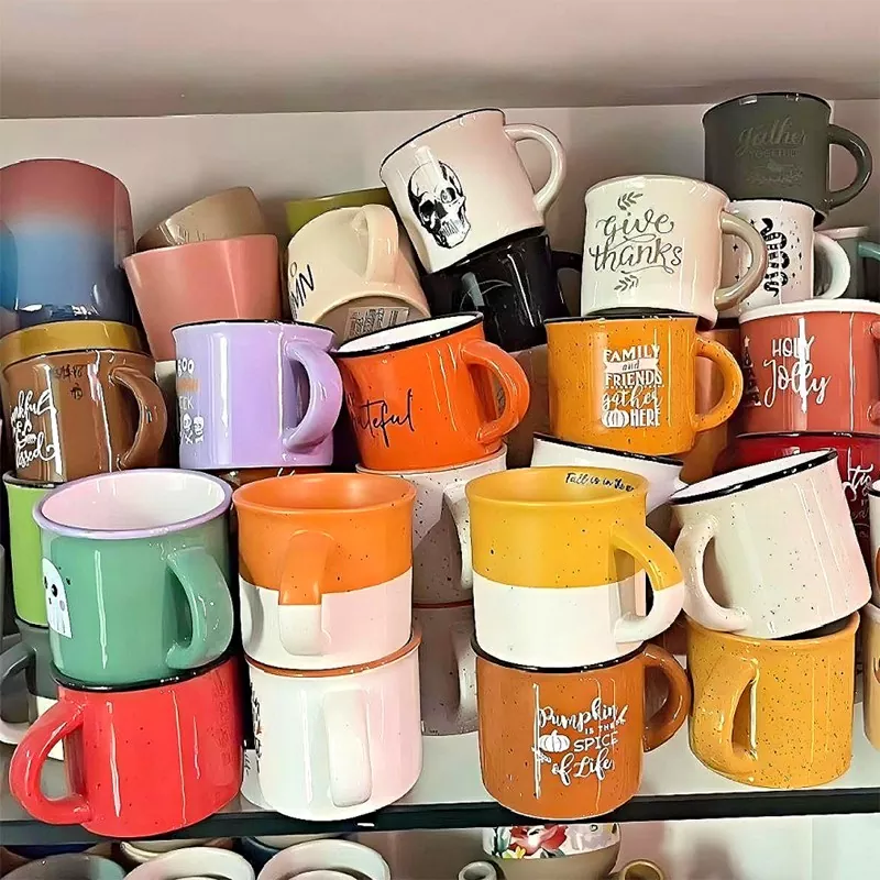 Niestandardowy kubek ceramiczny z kamionki