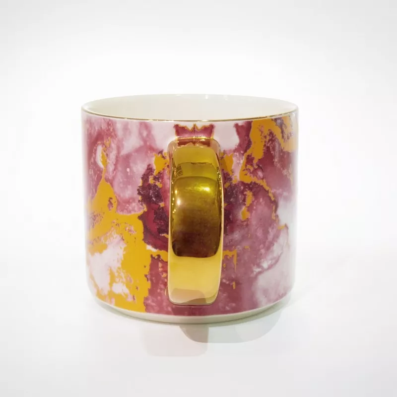 Elegancki kubek ceramiczny z marmurowym wzorem