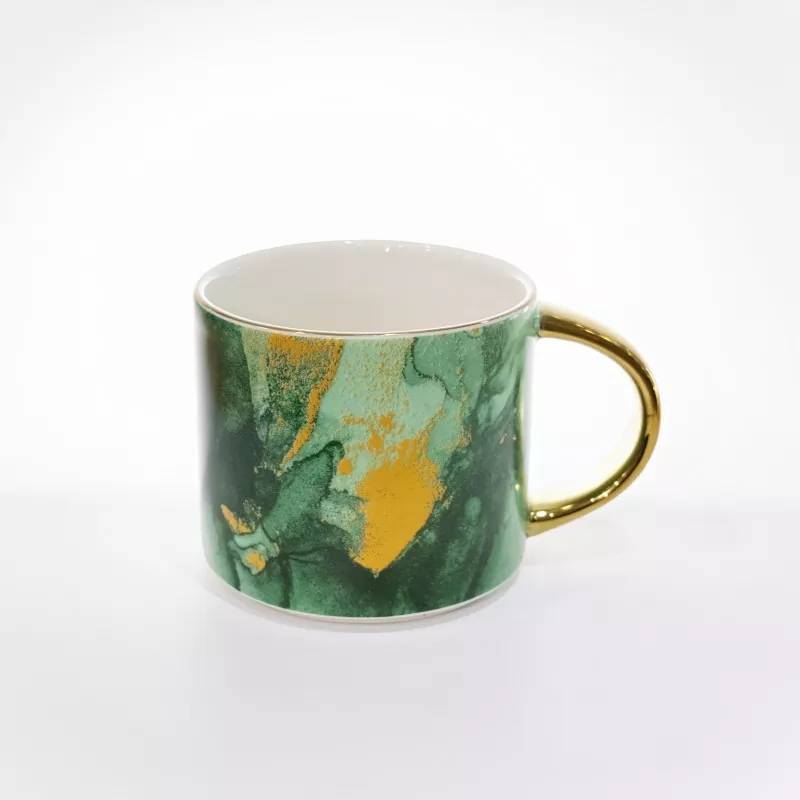 Elegancki kubek ceramiczny z marmurowym wzorem