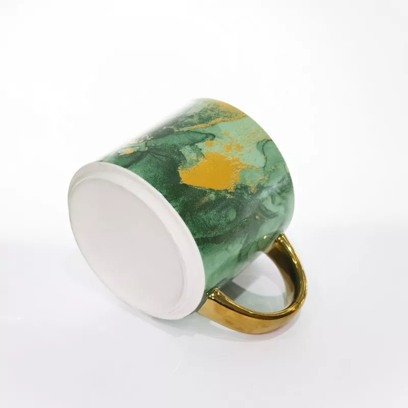 Elegancki kubek ceramiczny z marmurowym wzorem