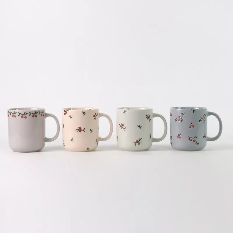 Kubki ceramiczne z kwiatowym wzorem Kubki ceramiczne z kwiatowym wzorem