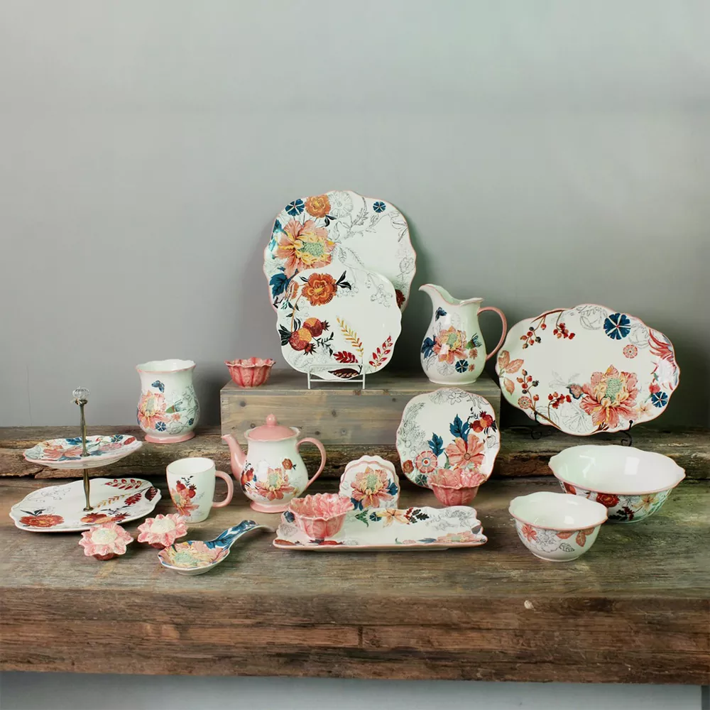 Zestaw ceramicznych zastaw stołowych ogrodowych