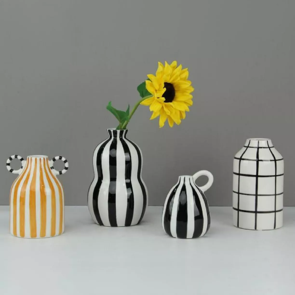 Wazon ceramiczny o linii geometrycznej Wazon ceramiczny o linii geometrycznej