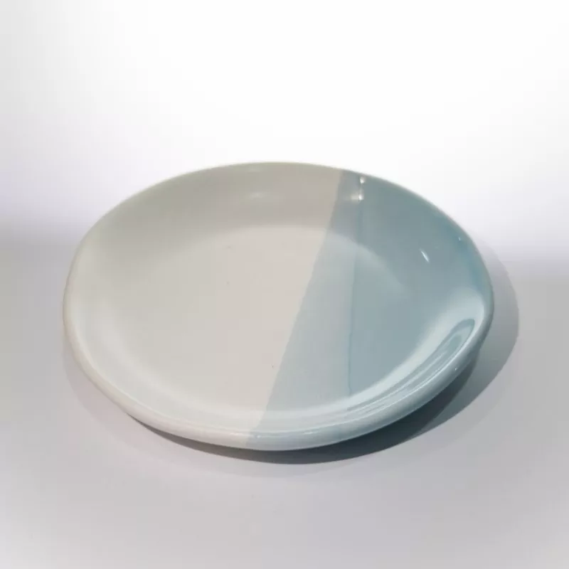 Nowoczesny, dwukolorowy, okrągły talerz ceramiczny