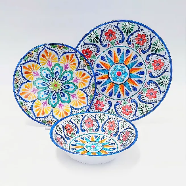 Zestaw ceramicznych naczyń obiadowych w stylu pop-art
