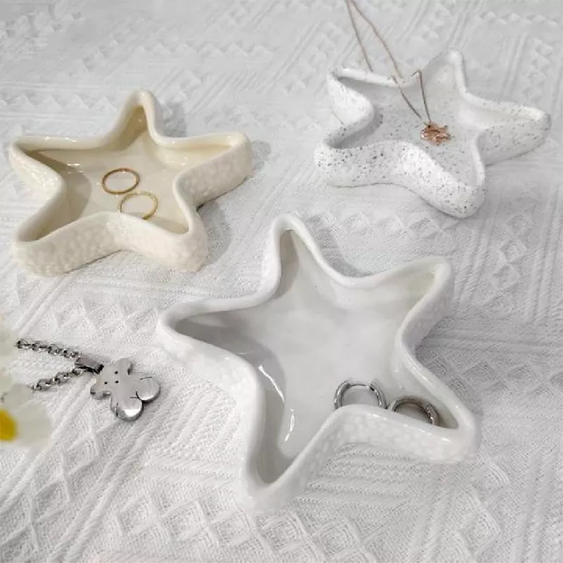 Ceramiczna taca na biżuterię z muszli i rozgwiazd Ceramiczna taca na biżuterię z muszli i rozgwiazd