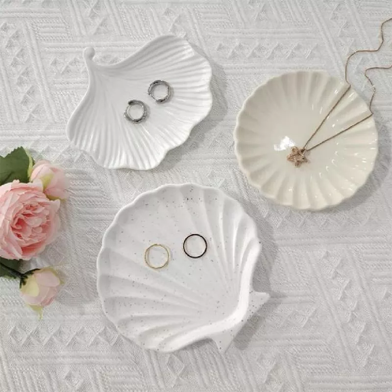 Ceramiczna taca na biżuterię z muszli i rozgwiazd