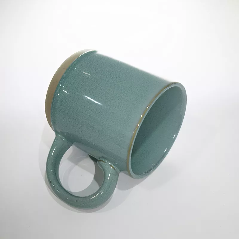 Prosty, nowoczesny ceramiczny kubek podróżny w kolorze niebieskim
