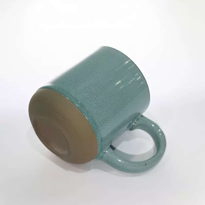 Prosty, nowoczesny ceramiczny kubek podróżny w kolorze niebieskim