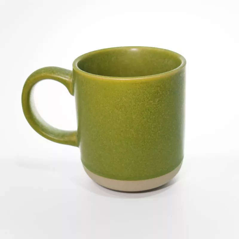 Prosty, nowoczesny ceramiczny kubek podróżny w kolorze zielonym Prosty, nowoczesny ceramiczny kubek podróżny w kolorze zielonym