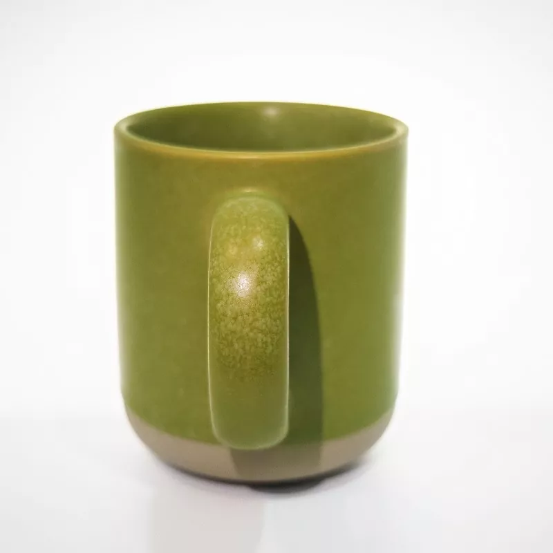 Prosty, nowoczesny ceramiczny kubek podróżny w kolorze zielonym