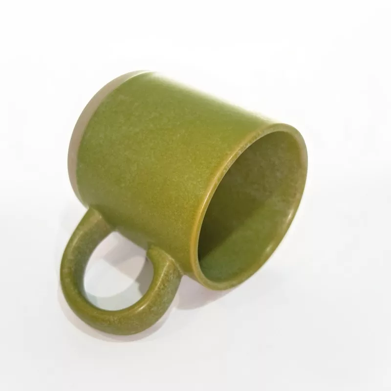 Prosty, nowoczesny ceramiczny kubek podróżny w kolorze zielonym