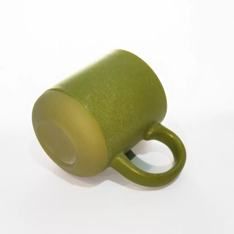 Prosty, nowoczesny ceramiczny kubek podróżny w kolorze zielonym