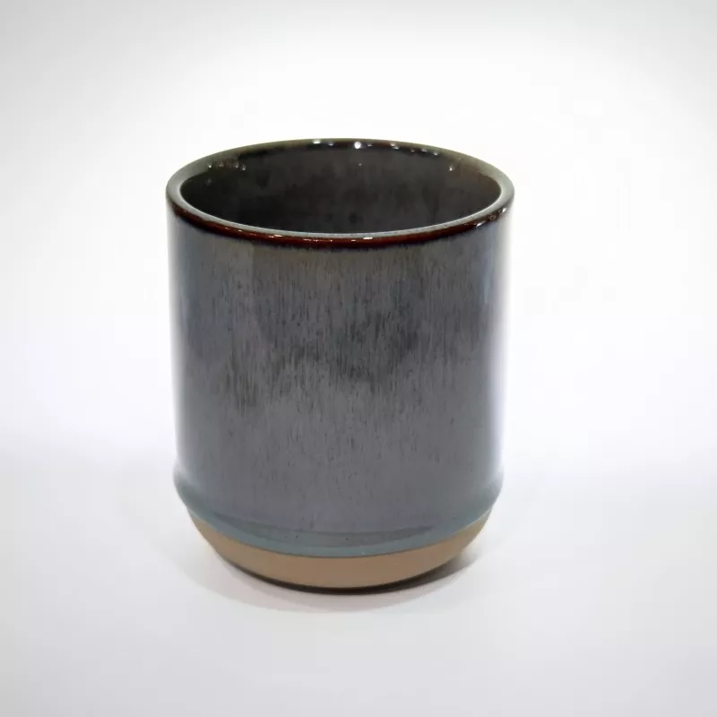 Prosty, nowoczesny ceramiczny szary kubek podróżny Prosty, nowoczesny ceramiczny szary kubek podróżny