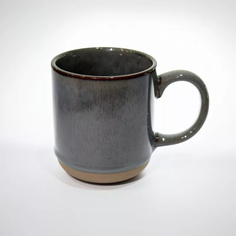 Prosty, nowoczesny ceramiczny szary kubek podróżny