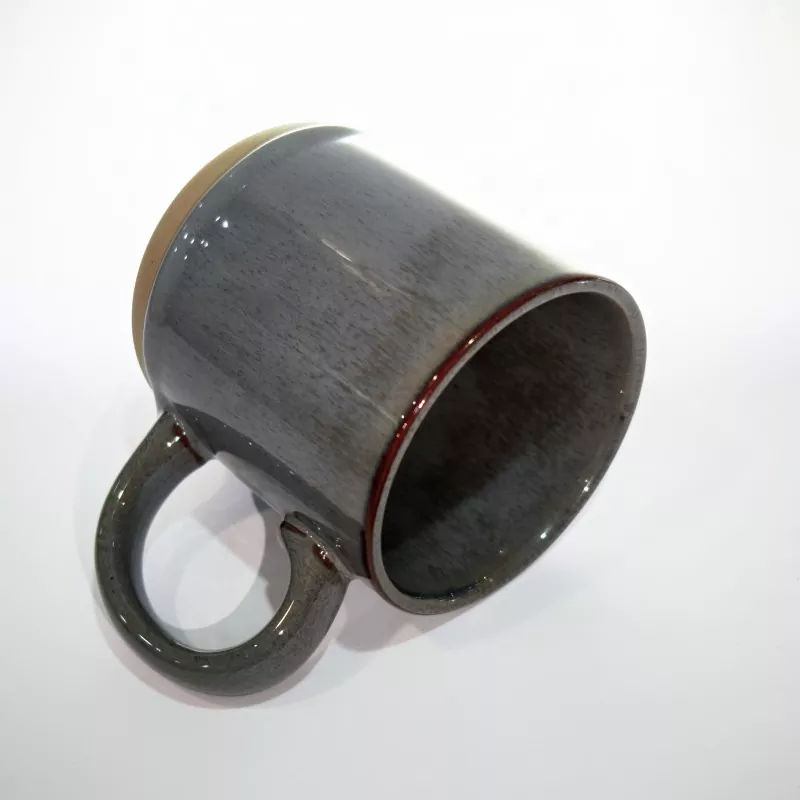 Prosty, nowoczesny ceramiczny szary kubek podróżny