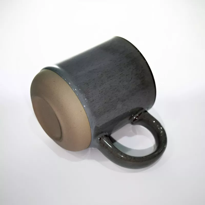 Prosty, nowoczesny ceramiczny szary kubek podróżny