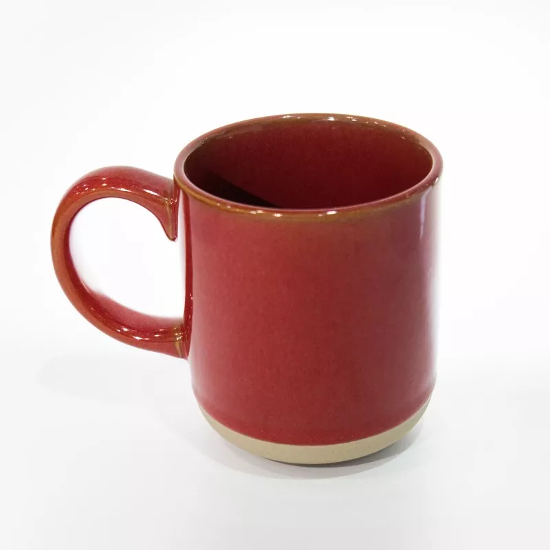 Prosty, nowoczesny ceramiczny kubek podróżny w kolorze czerwonym