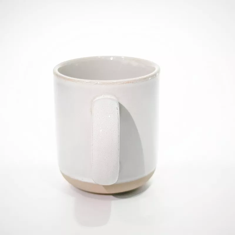 Prosty, nowoczesny ceramiczny kubek podróżny w kolorze białym