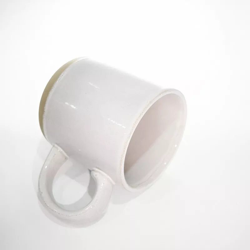 Prosty, nowoczesny ceramiczny kubek podróżny w kolorze białym