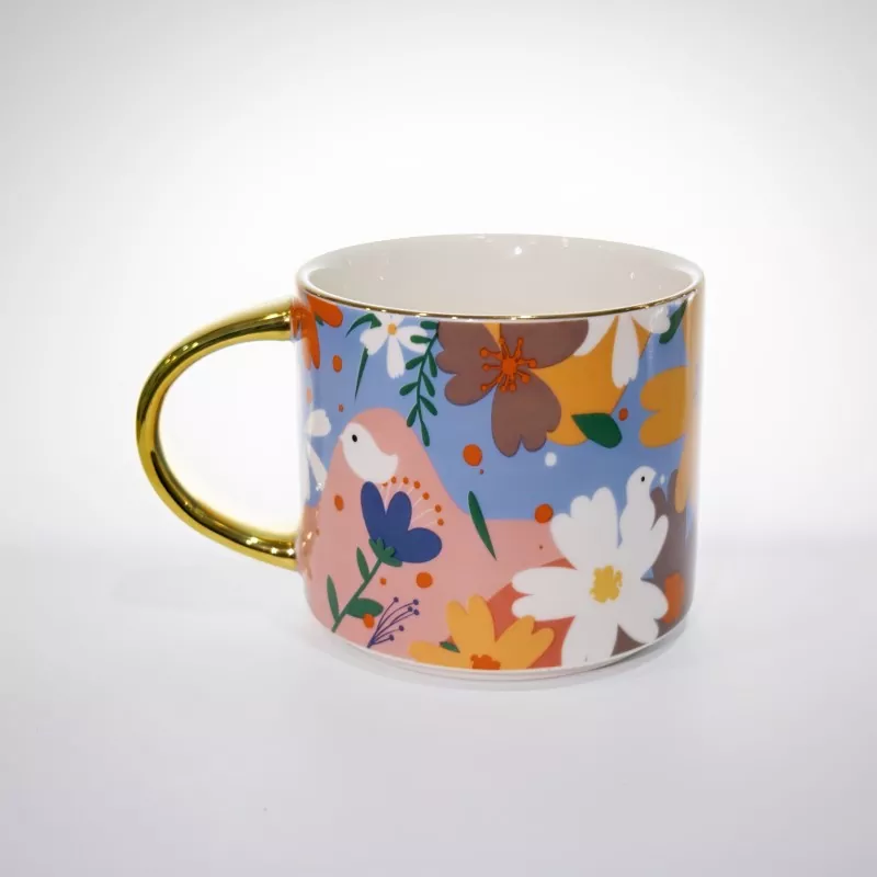 Kubek ceramiczny w żywym kwiatowym kolorze ze złotym wykończeniem