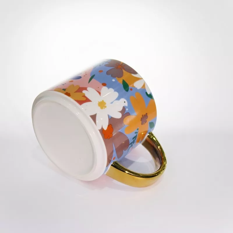 Kubek ceramiczny w żywym kwiatowym kolorze ze złotym wykończeniem